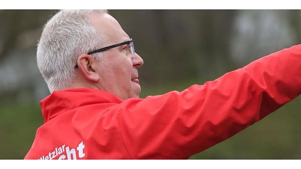 Steht bei Fußball-A-Ligist Eintracht Wetzlar einmal mehr als Trainer an der Seitenlinie: Thorsten „Toto“ Brück, der von den ersten fünf Partien drei gewinnt. (Archivfoto) © Steffen Bär