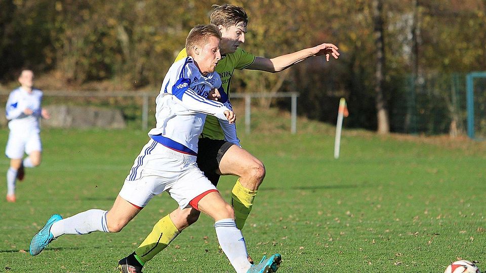 Der vergangene Sonntag war seiner: Markdorfs Sascha Homann (weißes Dress) erzielte beim 6:1-Sieg gegen den SV Worblingen (dahinter Maximilian Taler) fünf Tore. Archivfoto: Bodon