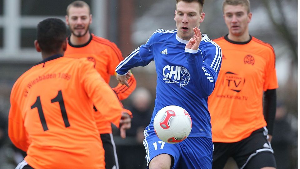 Ein Bild vom letzten Duell in der Fußball-Verbandsliga zwischen dem SV Wiesbaden und Biebrich 02 mit dem noch jungen Orkun Zer (im blauen Trikot). 