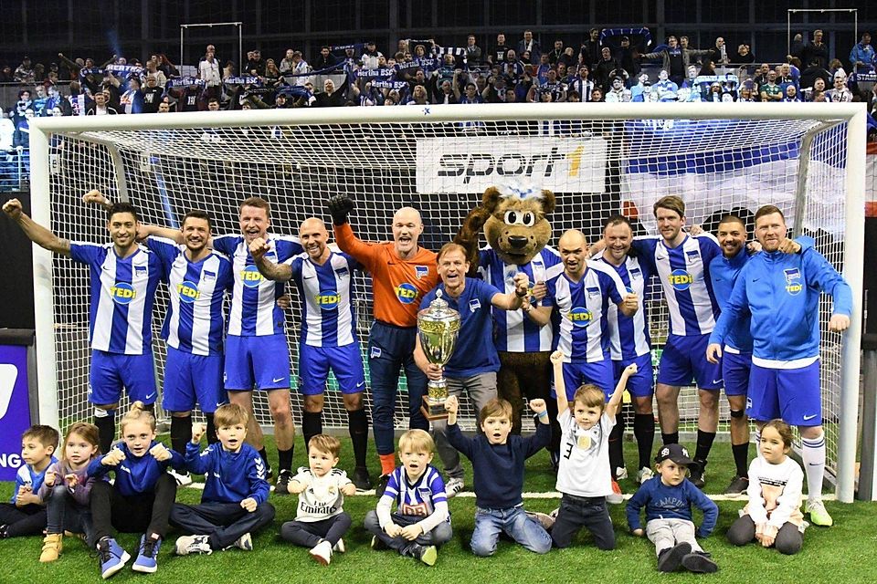 Hertha BSC durfte jubeln: Die Blau-Weißen gewannen das 11. AOK Traditionsmasters. Hertha BSC durfte jubeln: Die Blau-Weißen gewannen das 11. AOK Traditionsmasters.