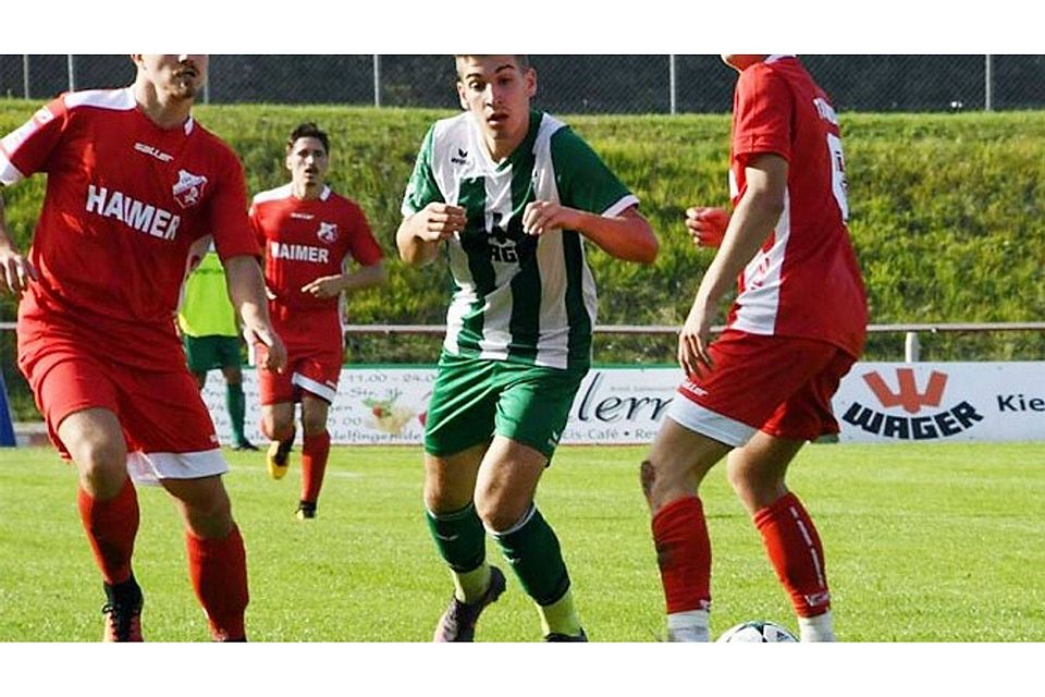 Tobias Pillmeier (Mitte) empfahl sich mit seinem couragierten Auftritt gegen den TSV Aindling für weitere Landesliga-Einsätze.   F.: Walter Brugger