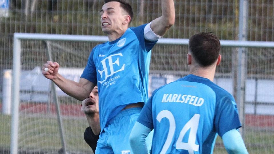 0:2 auf eigenem (Kunstrasen-)Platz: Es läuft gerade nicht für Thomas Ettenberger (Mitte), Jonas Eicher und den TSV Eintracht Karlsfeld.