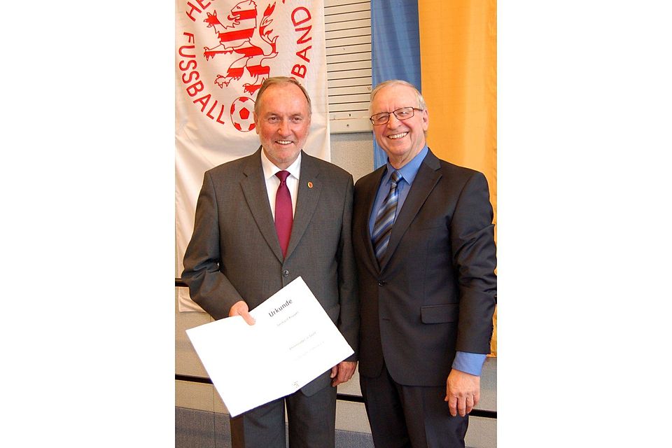 Gerhard Rüppel (links) wurde für sein ehrenamtliches Engagement mit der Goldenen Ehrennadel des Landessportbundes Hessen ausgezeichnet. Foto: LSB