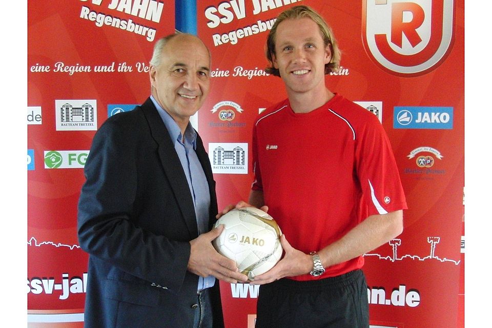 Franz Gerber begrüßt den Neuzugang in Regensburg. Foto: Gottschling