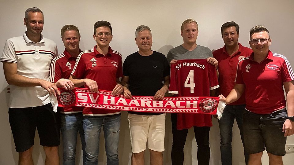 Die Verantwortlichen des SV Haarbach begrüßen Emi Szimonovich (4.v.l.) und Matthias Stockinger (5.v.l.) als neue Trainer. Unterstützt werden sie dabei vom ehemaligen Spieler Robert Lorenz. (li.)