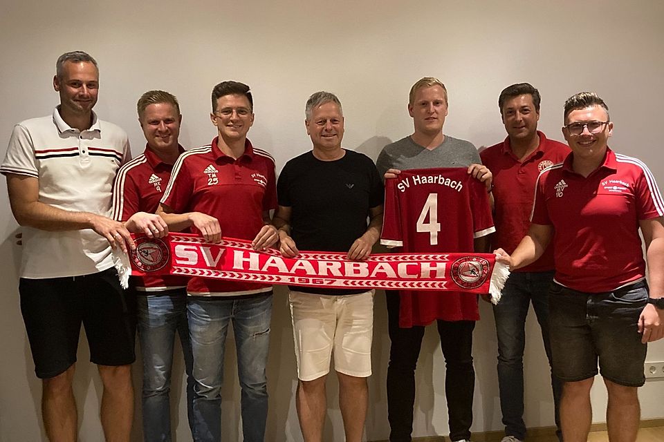 Die Verantwortlichen des SV Haarbach begrüßen Emi Szimonovich (4.v.l.) und Matthias Stockinger (5.v.l.) als neue Trainer. Unterstützt werden sie dabei vom ehemaligen Spieler Robert Lorenz. (li.)