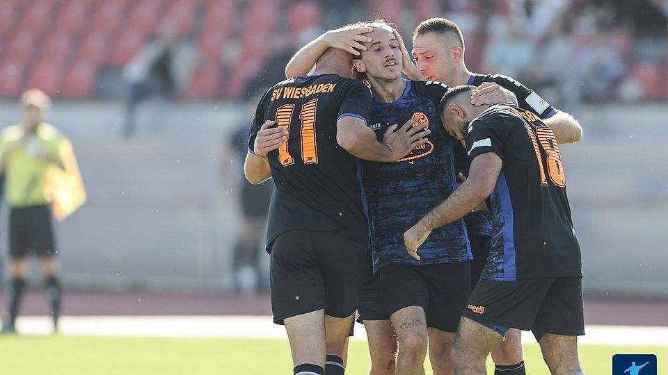 Daniel Münker (hinten) wird künftig wieder im Trikot von Hellas Schierstein Tore mit Saki Nakos bejubeln.