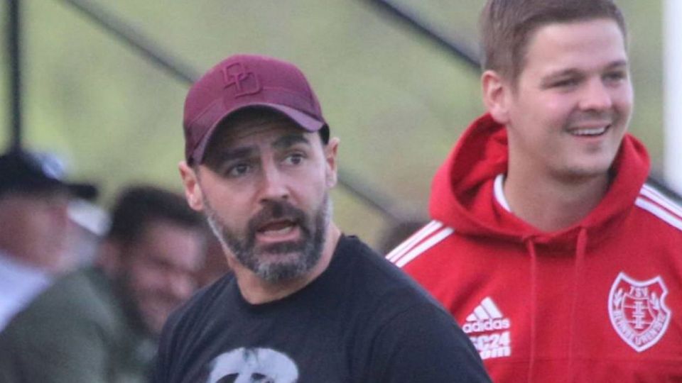 Ich bin in der Kabine zusammengebrochen. Daniel Deli über den Abstieg des TSV Bernbeuren aus der Kreisliga. Ein Trainer mit Ecken und Kanten: Daniel Deli (links) geriet in seiner Zeit als Bernbeurens Trainer vor allem mit den Schiedsrichtern gern einmal aneinander. 