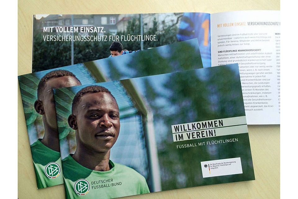 In der Broschüre &quot;Willkommen im Verein&quot; bietet der DFB viele Informationen zur Vereinsarbeit mit Flüchtlingen an.