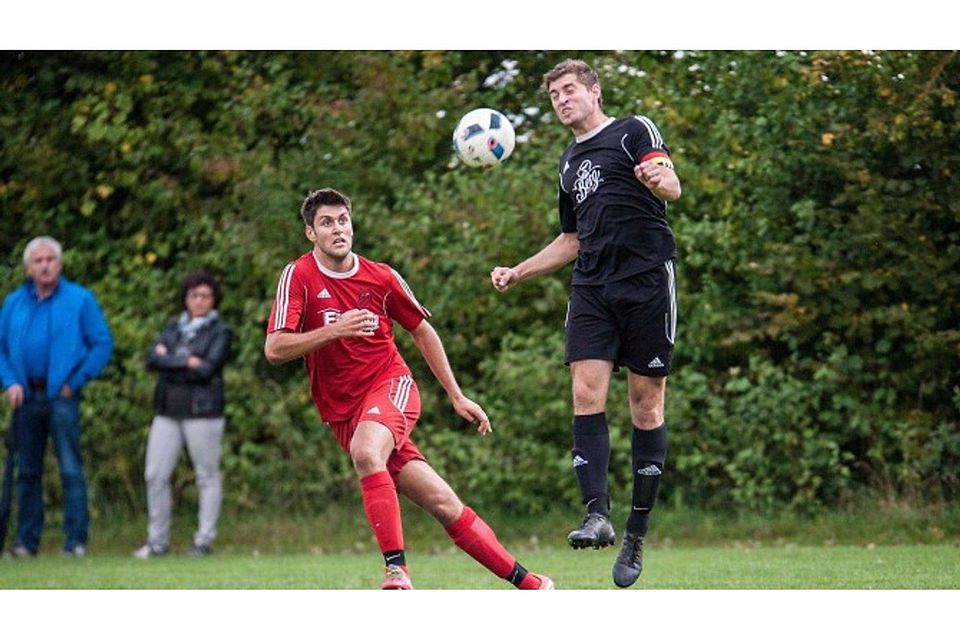 Der FC Schelklingen/Alb setzte sich mit 2:0 gegen Oberdischingen durch, Timo Rothenbacher (r.) trug dazu einen Treffer und eine Torvorlage bei. SZ-foto: Scherwinski