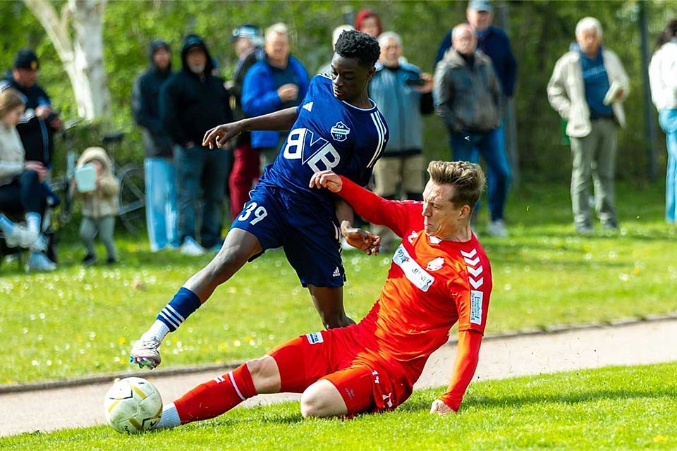 Noah Foli ( TuS Hartenholm ) gegen Marcel Nagel ( Dornbreite Lübeck ).