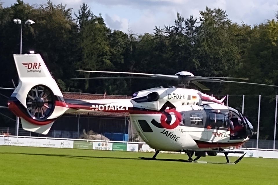 Der Helikopter landete auf dem Rasen in Baierbrunn.
