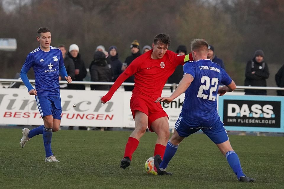 Im Kampf um den Ball: Fabian Tiedemann (FC Union Tornesch, Nr. 22) und Finn Schütt (Eimsbütteler TV).