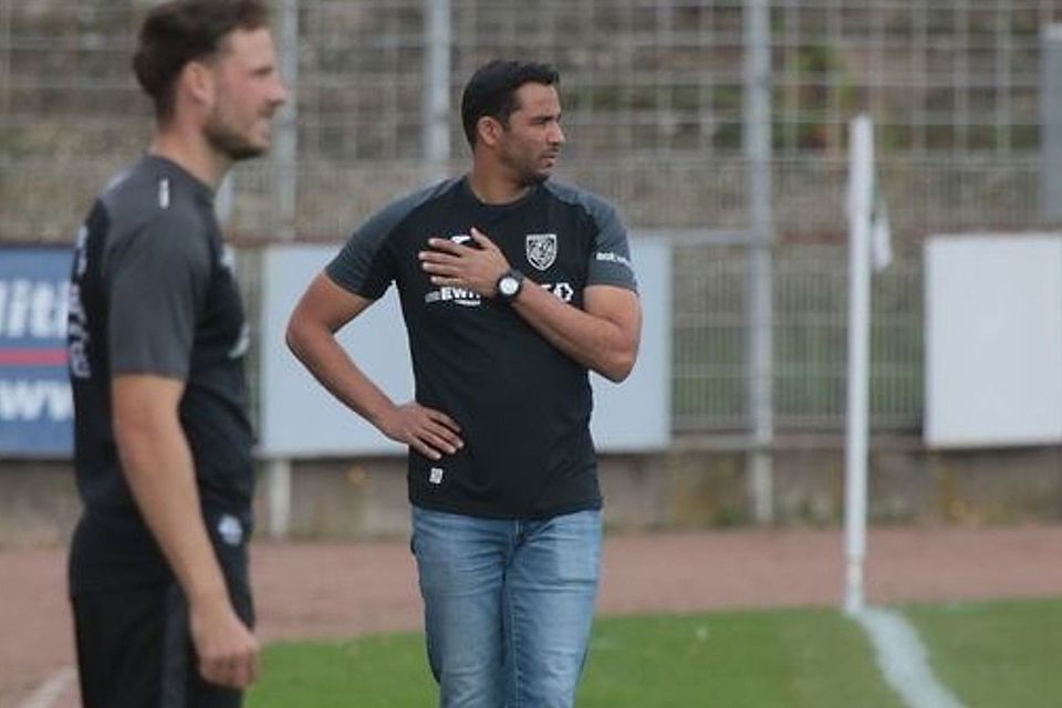 Akute Herzschlaggefahr bestand für Trainer Anouar Ddaou aus mehreren Gründen beim Gastspiel in Diefflen. Akute Herzschlaggefahr bestand für Trainer Anouar Ddaou aus mehreren Gründen beim Gastspiel in Diefflen.