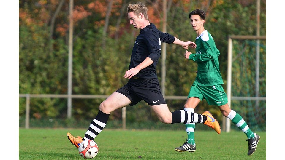 Dynamisch am Ball: Bauschheims Patrick Durst. Der 19-Jährige darf am Samstag sein Können an der Torwand des ZDF-Sportstudios zeigen. (Foto: Uwe Krämer)