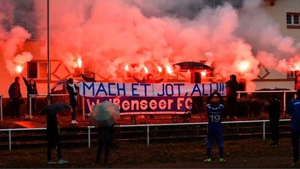 F: Martin Eschenhagen Photographie Die Fans des Weißenseer FC verabschieden ihren Spieler Ali El-Alwani.