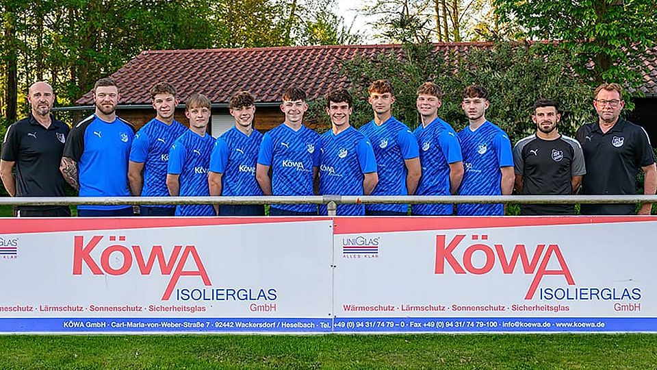 Von links: Der künftige Sportliche Leiter Mario Albert, der künftige Reserve-Trainer Tobias Wiesner, Moritz Fruth, David Grüßel, Lukas Jobst, Tobias Götz, Jakob Hilmer, Benedikt Viehauser, Fabio Flauger, Moritz Auburger, U19-Coach Ilhan Koc und Abteilungsleiter Peter Fruth.