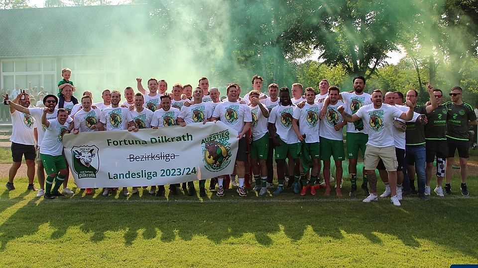 Fortuna Dilkrath feiert den Landesliga-Aufstieg. 