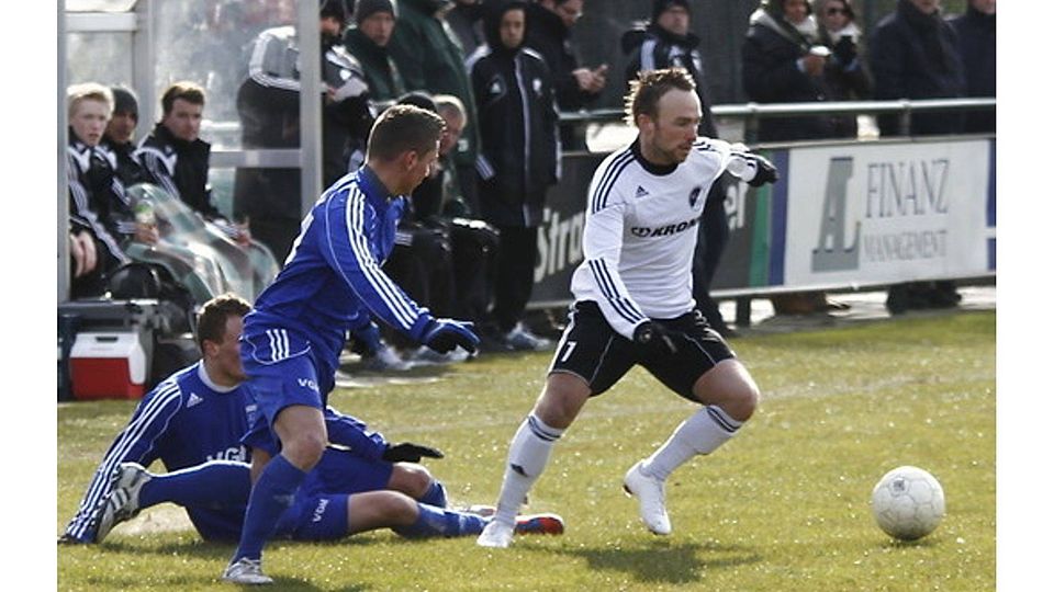 Die vierte Saisonniederlage kassierten Josef Arning (r.) und der SC Spelle-Venhaus bei der unnötigen 0:1-Heimpleite gegen Kickers Emden.  Foto: Torsten Albrecht