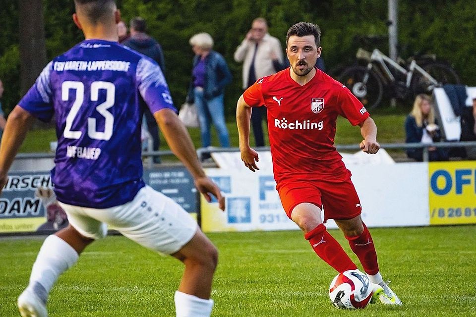 Christoph Schwander (am Ball) hält dem TB 03 Roding die Treue.