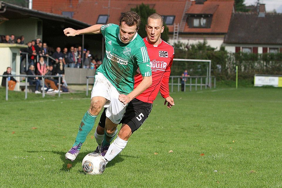 Bermatingens Angreifer Michael Fink (links) fehlte zwar am Anfang und am Ende der Saison, und doch trägt er mit 22 Toren wesentlich zum Klassenerhalt des SV Bermatingen bei. SZ-Archiv: Bodon