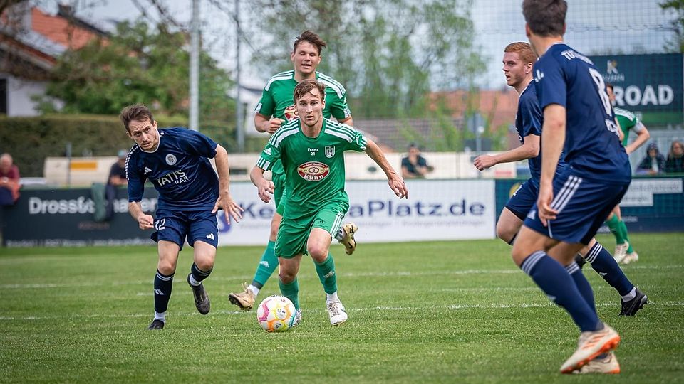 Fußball Bezirksliga-TuS Holzkirchen - TuS Raubling _ HoKi 19 Andreas Bauer //  Raubling 12 Dario Carmeci _mk