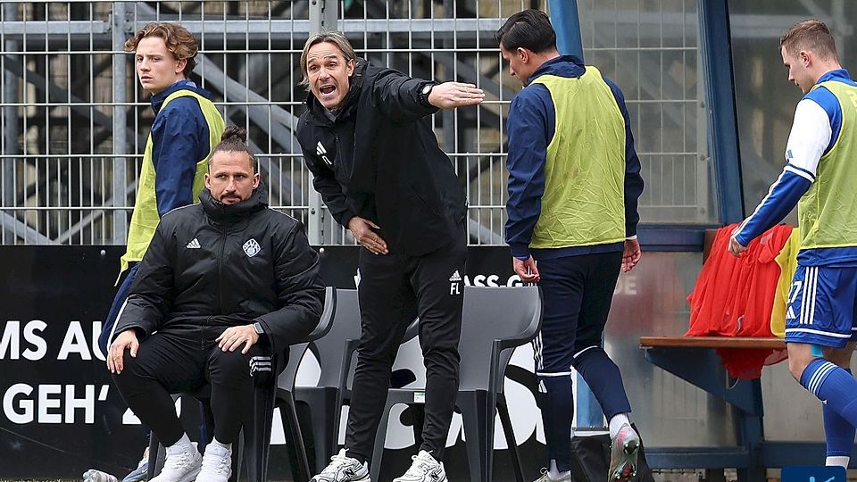 Eine unglaublich bittere Niederlage kassierten die Aschaffenburger um Cheftrainer Felix Luz (Mitte). Die 0:1-Heimpleite gegen Ansbach war ein Tiefschlag im Kampf um den Klassenerhalt.