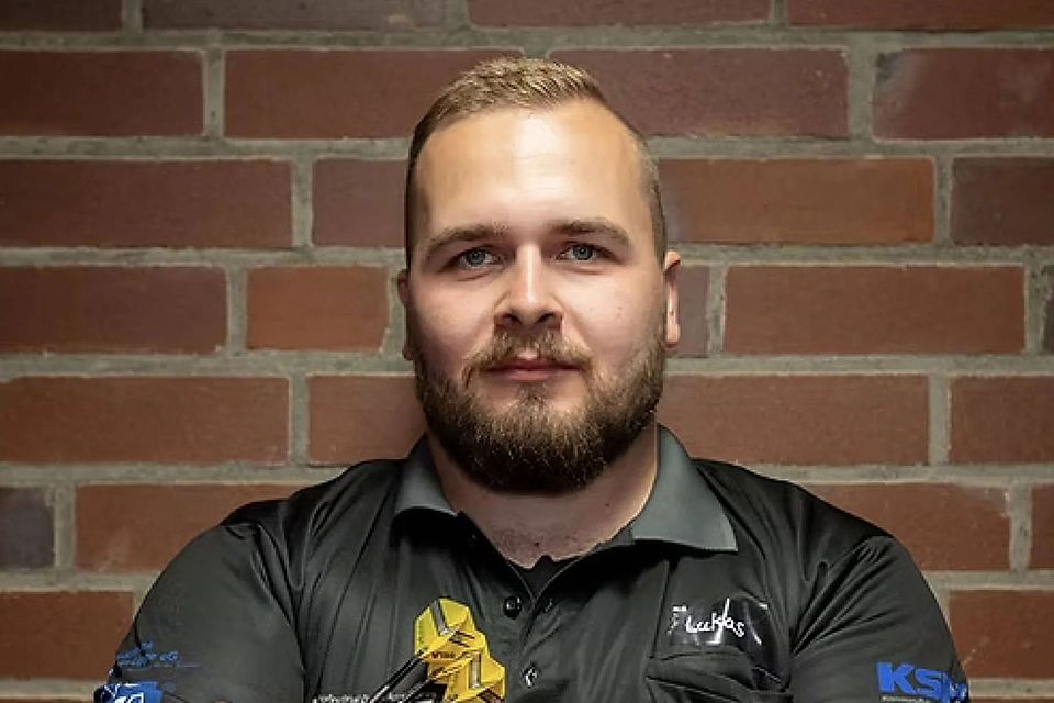 Lukas Kothe trägt zwei Leidenschaften in seinem Herzen: Fußball und Darts.