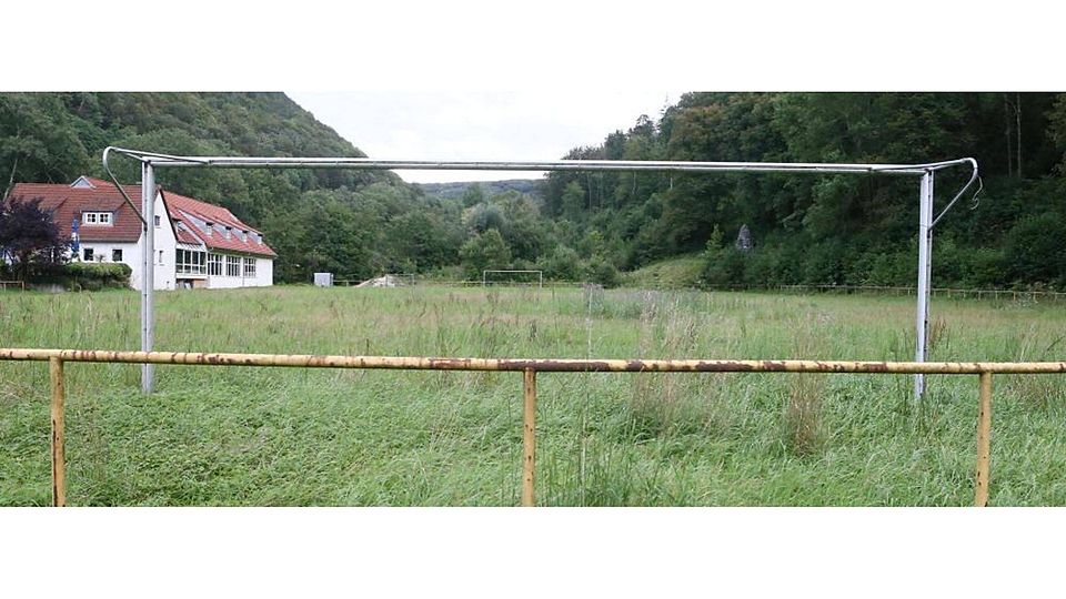Das Naturrasenspielfeld in der Bad Uracher Zittelstatt verwildert ungehindert. Niemand scheint bereit zu sein, den Rasen am TSV-Heim bespielbar zu machen. Der KSV Behar darf hier jedenfalls nicht kicken.