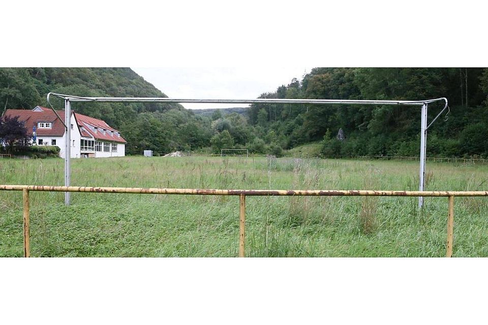 Das Naturrasenspielfeld in der Bad Uracher Zittelstatt verwildert ungehindert. Niemand scheint bereit zu sein, den Rasen am TSV-Heim bespielbar zu machen. Der KSV Behar darf hier jedenfalls nicht kicken.