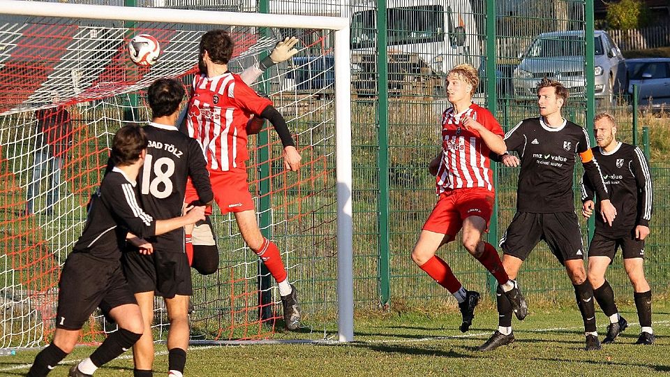 Der vierte Streich: Peter Haberl köpft zum 4:0 für die SG Reisach. Auch der zweifache Torschütze Tobias Bebber (3. v. re.) wäre einschussbereit. Die Tölzer Hintermannschaft kann nur zuschauen.