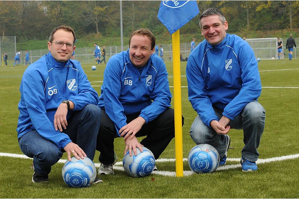 Sind mächtig stolz auf ihre neue Sportanlage: Olli Briesch, Trainer Bernd Becker und Christian Benz vom SV Trier-Irsch. TV-Foto: Edgar Breit