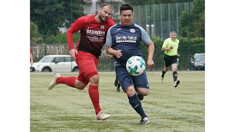 Ist auch nach drei Niederlagen in Serie zuversichtlich: Brensbachs Spielertrainer Michele Rodemer (links, hier im Duell mit  Siegfried Eisele von der SG Sandbach II).	Foto: Herbert Krämer