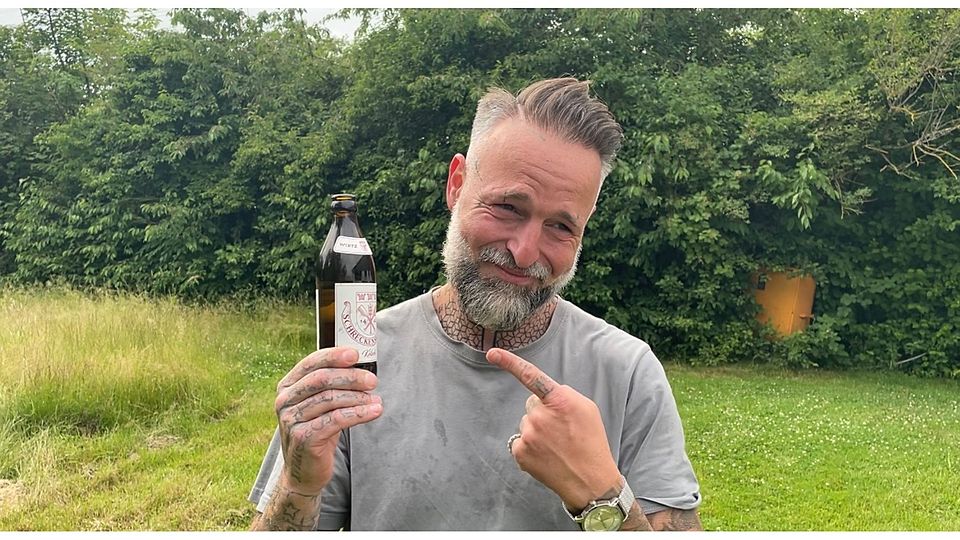 Trainer Jonas Wendt, wegen seiner Sperre nur als Zuschauer dabei, gönnte sich ein Kölsch auf den Klassenerhalt.