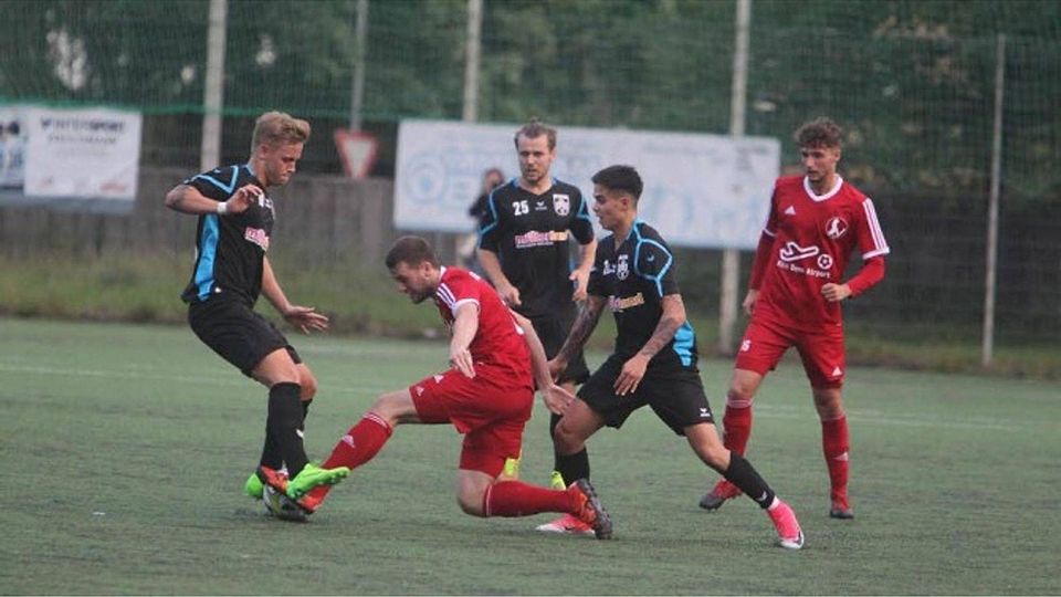 Florian Schöller (links) vom FC Hennef 05 und Felix Heinz vom SSV 04 beim Kampf um den Ball Fotos: Bröhl