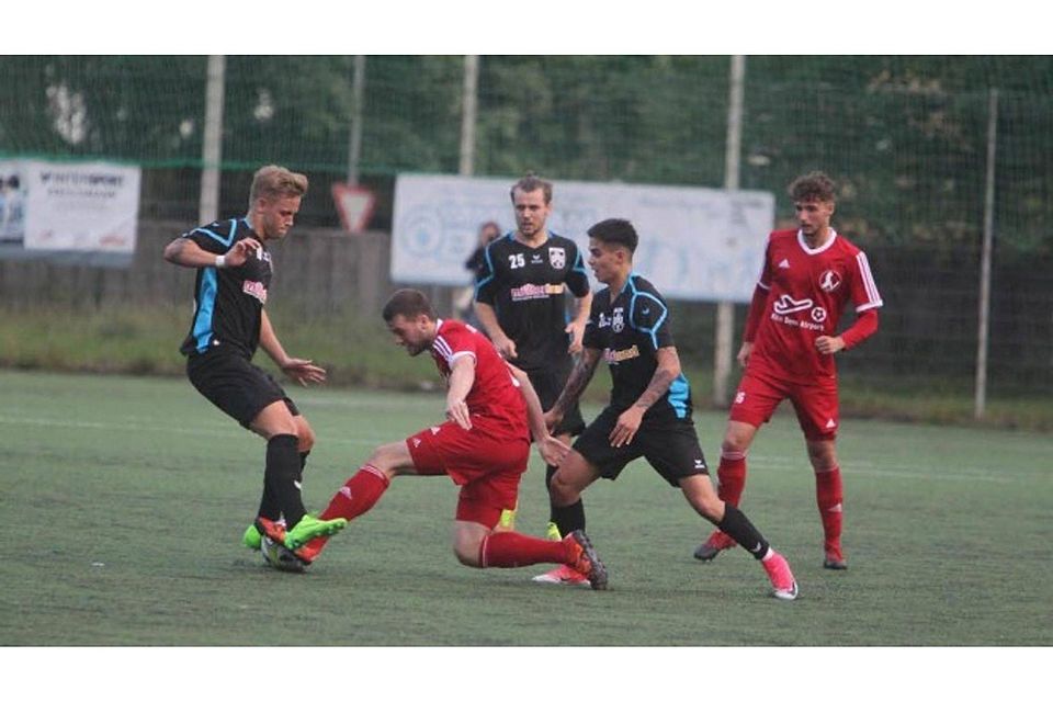 Florian Schöller (links) vom FC Hennef 05 und Felix Heinz vom SSV 04 beim Kampf um den Ball Fotos: Bröhl