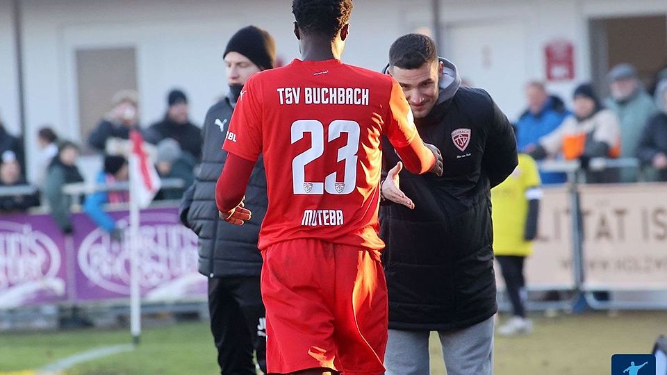 Da verneigt sich der Chef: Aleksandro Petrovic (im Hintergrund) und seine Buchbacher um Daniel Muteba dürfen mit bockstarken 36 Punkten in die Winterpause gehen.