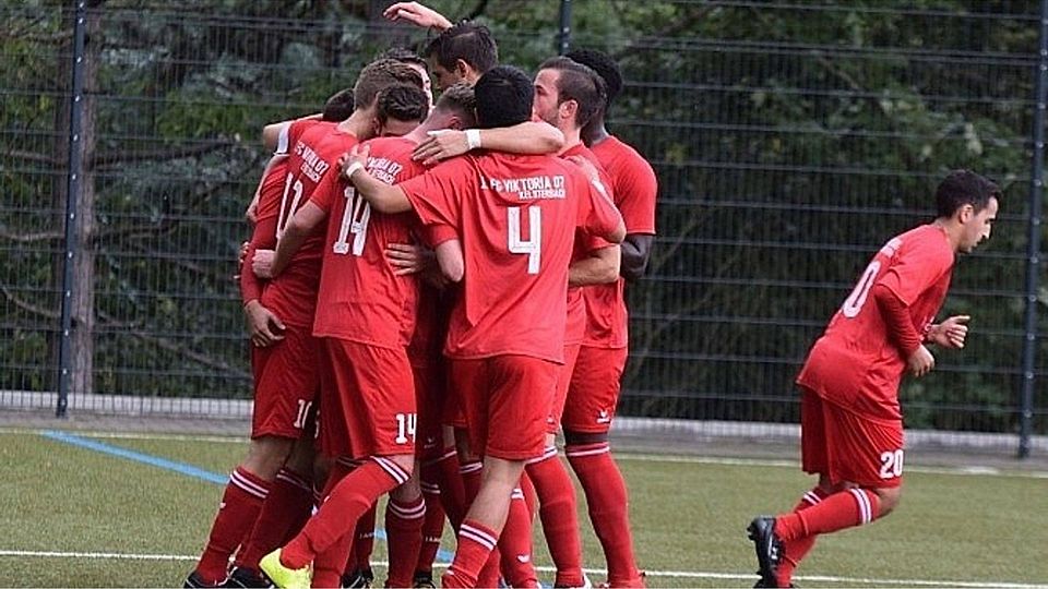 Ein seltenes Bild im Jahr 2018. Die Akteure des 1.FC Viktoria Kelsterbach hatten beim 3:0-Erfolg gegen Bicken allen Grund zum Jubeln. F: Jörg Schulz