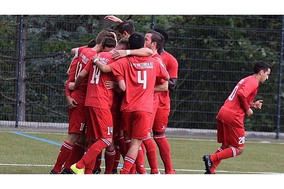 Ein seltenes Bild im Jahr 2018. Die Akteure des 1.FC Viktoria Kelsterbach hatten beim 3:0-Erfolg gegen Bicken allen Grund zum Jubeln. F: Jörg Schulz Ein seltenes Bild im Jahr 2018. Die Akteure des 1.FC Viktoria Kelsterbach hatten beim 3:0-Erfolg gegen Bicken allen Grund zum Jubeln. F: Jörg Schulz