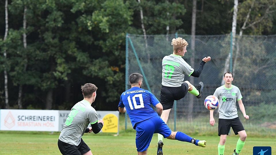 Nach zwei Heimniederlagen in Folge muss der SV Neusorg (in Grau-Schwarz) im Derby gegen die DJK Ebnath unbedingt in die Erfolgsspur zurück, um Platz 2 nicht weiter zu gefährden.