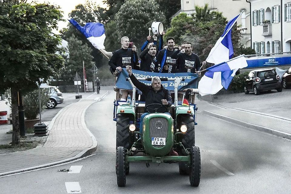 Autokorso, sowas gab es mal beim ruhmreichen FC Bayern in der Landeshauptstadt - in Kranzberg wird das anderes geregelt. Und zwar auf dem Oide-Traktor.