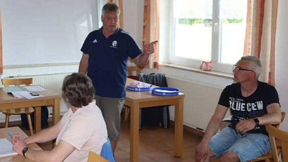 Auf wenig Interesse der beteiligten Vereine stieß af die Auslosung der Relegationsbegegnungen am Sonntag in Dettenschwang, die Kreisspielleiter Heinz Eckl vornahm.