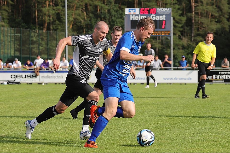 Etzenrichts Torjäger Martin Pasieka (am Ball) traf beim letzten Gastspiel in Grafenwöhr doppelt.