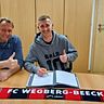 Tarik Handzic (re.) bei der Vertragsunterzeichnung mit Beecks 1. Geschäftsführer und Hauptsponsor Werner Tellers.