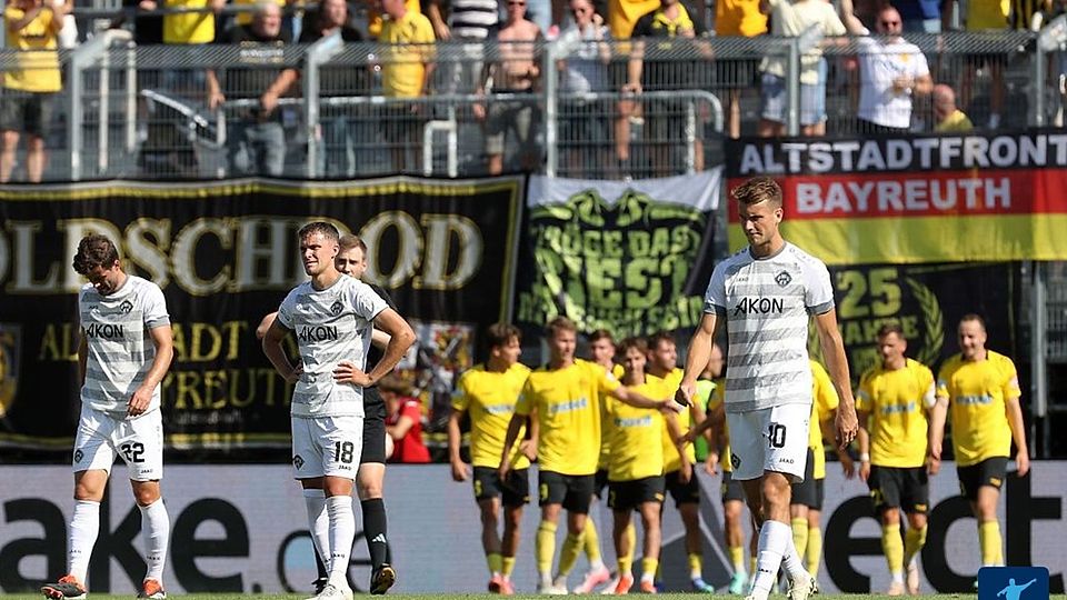 Bedröppelte Kickers, feiernde Bayreuther: Der 4:0-Sieg der "Oldschdod" am Dallenberg kostete dem damaligen Würzburger Trainer Markus Zschiesche den Job.