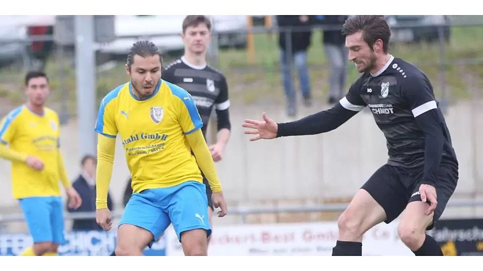 Orkan Bicakkiran (l.) und die SG Waldsolms bringen in der Fußball-Gruppenliga eine 1:0-Führung gegen die SG Kinzenbach nicht ins Ziel. (Archivfoto) © Steffen Bär