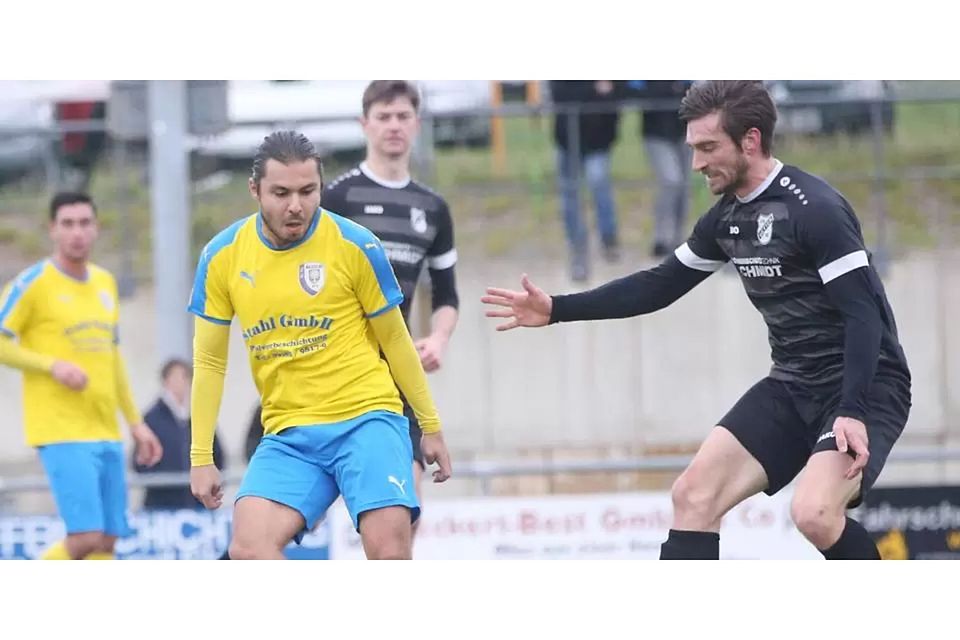 Orkan Bicakkiran (l.) und die SG Waldsolms bringen in der Fußball-Gruppenliga eine 1:0-Führung gegen die SG Kinzenbach nicht ins Ziel. (Archivfoto) © Steffen Bär