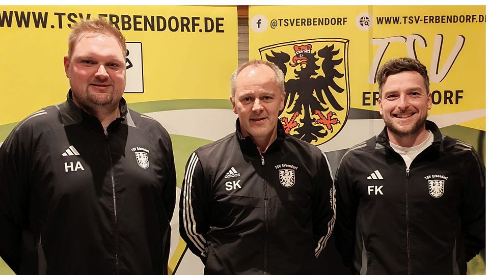 TSV-Spartenleiter Stefan Klamt (Mitte) präsentiert die vereinsinterne Interimslösung: Andreas Häupl (links) coacht das Kreisligateam, Fabian Kastner (rechts) übernimmt die in der A-Klasse beheimatete Zweite.