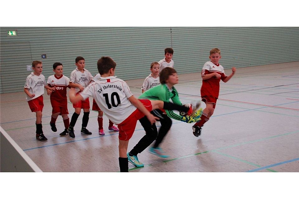 Heiße Kämpfe um den Ball gab es beim Junioren-Hallenturnier in Abensberg zu sehen.  Foto: eab