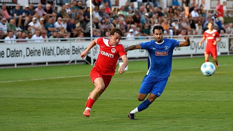 Intensives Laufduell vor vollen Rängen: Hüffelsheims Simon Scherer (rotes Trikot) gegen Eintrachtler Tobias Kreuznacht.	Foto: Bohr